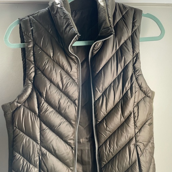 Green vest with Rhinestone Heart on back - Picture 2 of 7